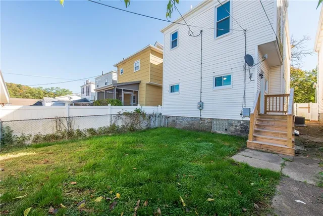 a view of backyard with garden