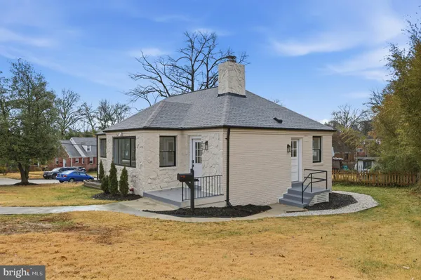 a view of a house with backyard