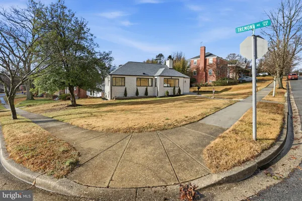 a view of a house with backyard