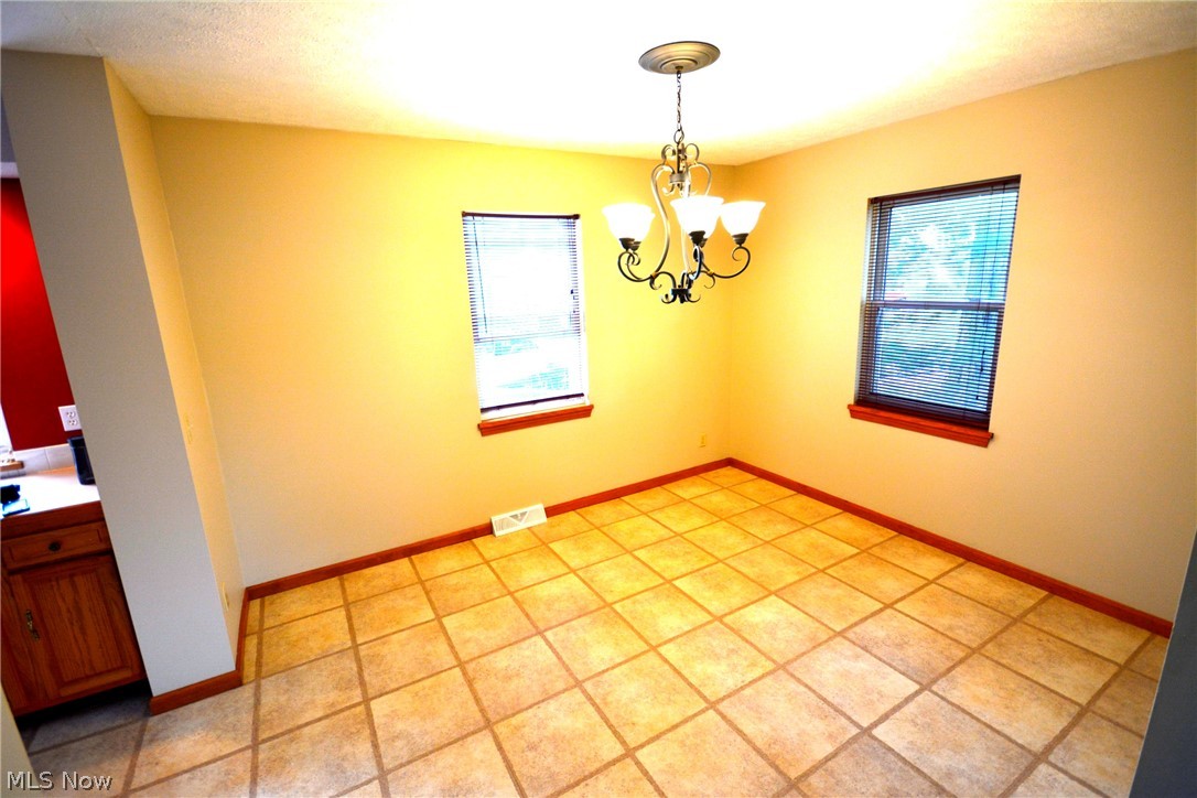 347 Gulf Road Elyria, OH 44035 - Photo 8 of 23