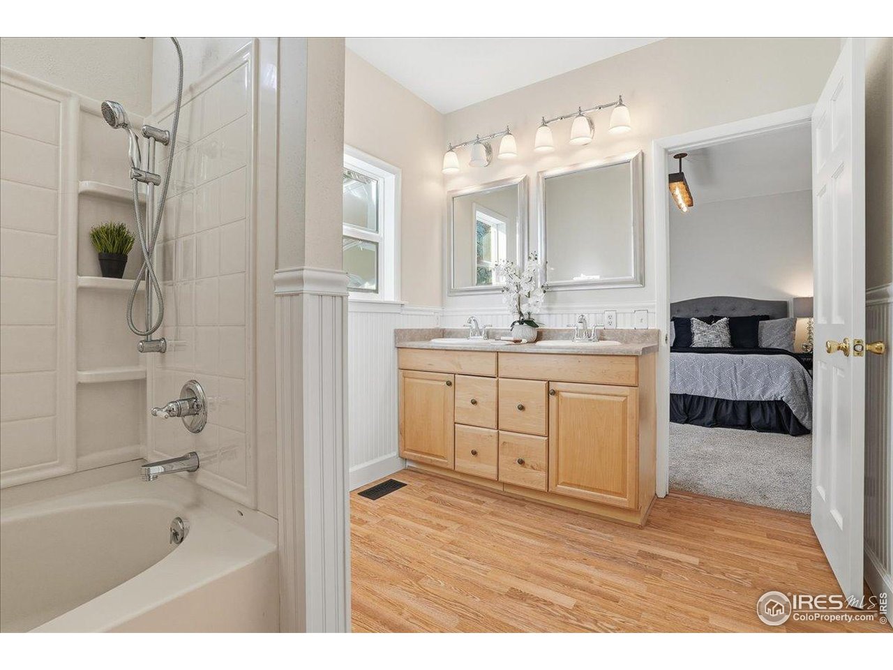 806 East Myrtle Street Fort Collins, CO 80524 - Photo 32 of 50 Full bathroom.