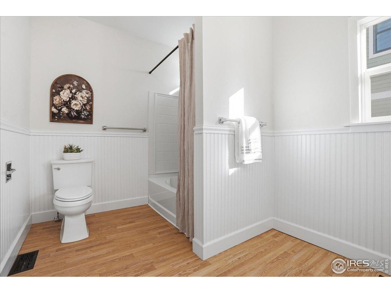 806 East Myrtle Street Fort Collins, CO 80524 - Photo 33 of 50 Full bathroom.