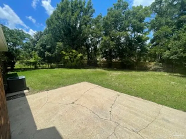 a view of a backyard