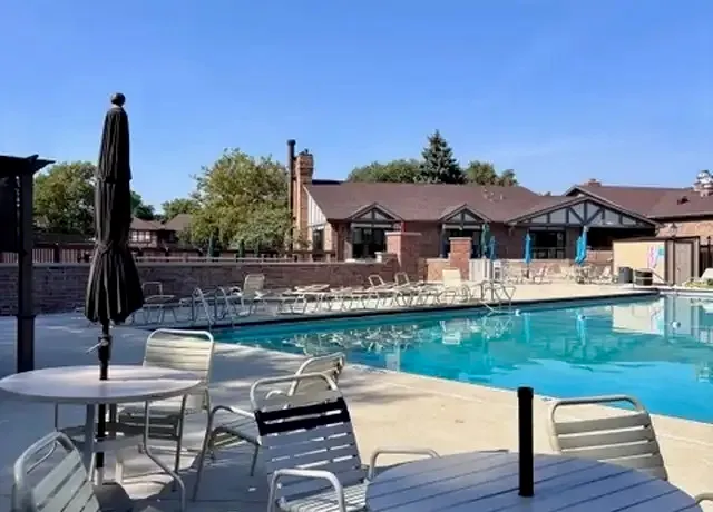 $409,000 | 13458 South Westview Drive, Unit V4, Palos Heights, IL 60463