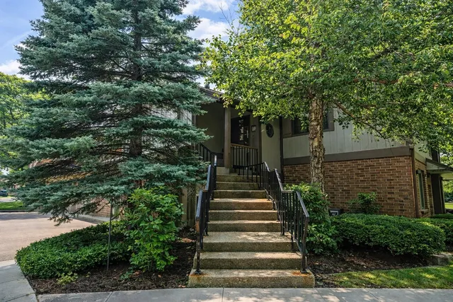 $409,000 | 13458 South Westview Drive, Unit V4, Palos Heights, IL 60463
