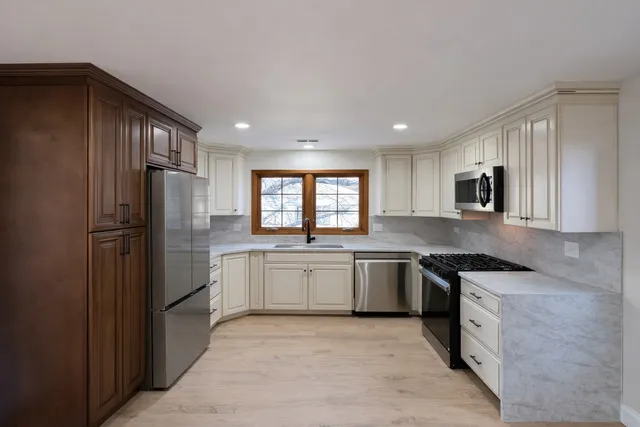 $409,000 | 13458 South Westview Drive, Unit V4, Palos Heights, IL 60463