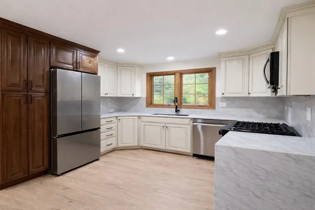 $409,000 | 13458 South Westview Drive, Unit V4, Palos Heights, IL 60463