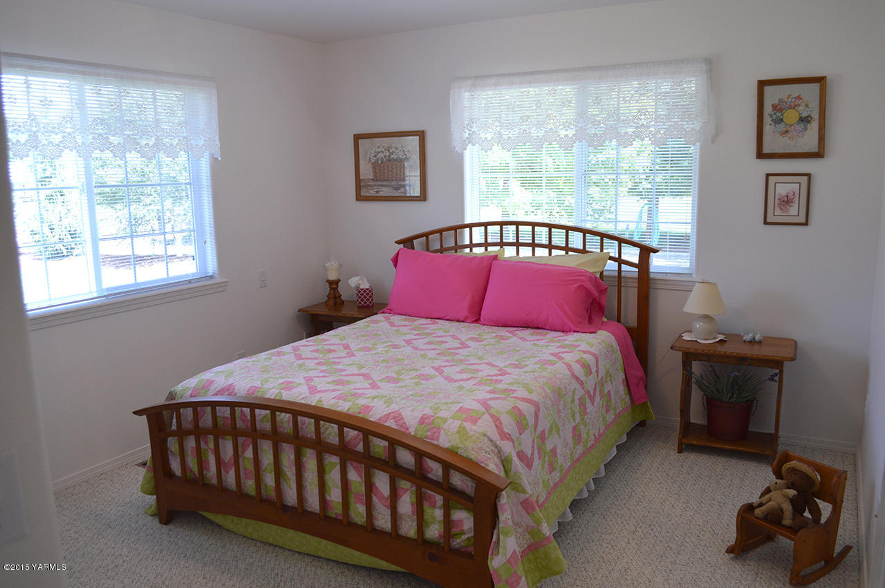 8104 Rutherford Road Yakima, WA 98903 - Photo 17 of 42 a bedroom with a bed and a window
