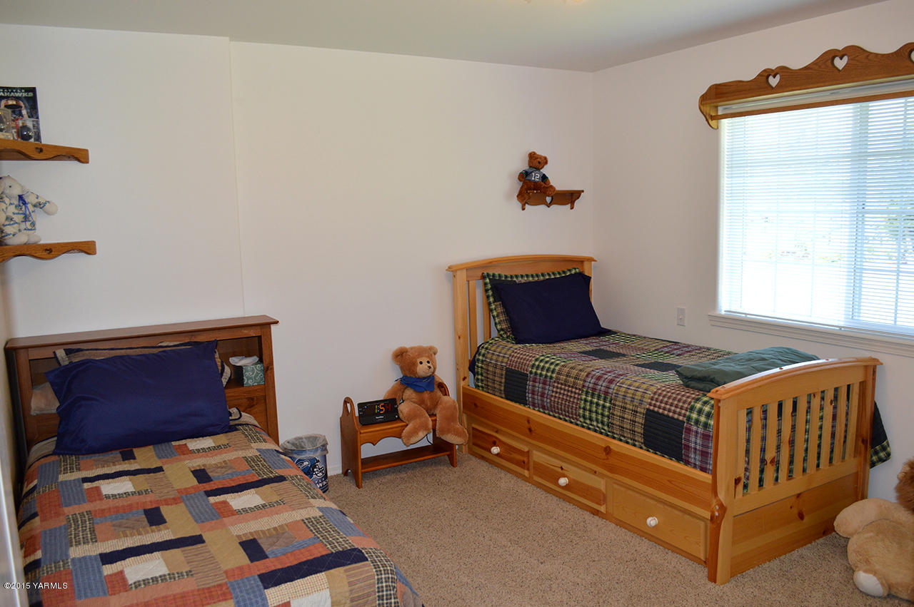8104 Rutherford Road Yakima, WA 98903 - Photo 18 of 42 a bedroom with a bed and a window