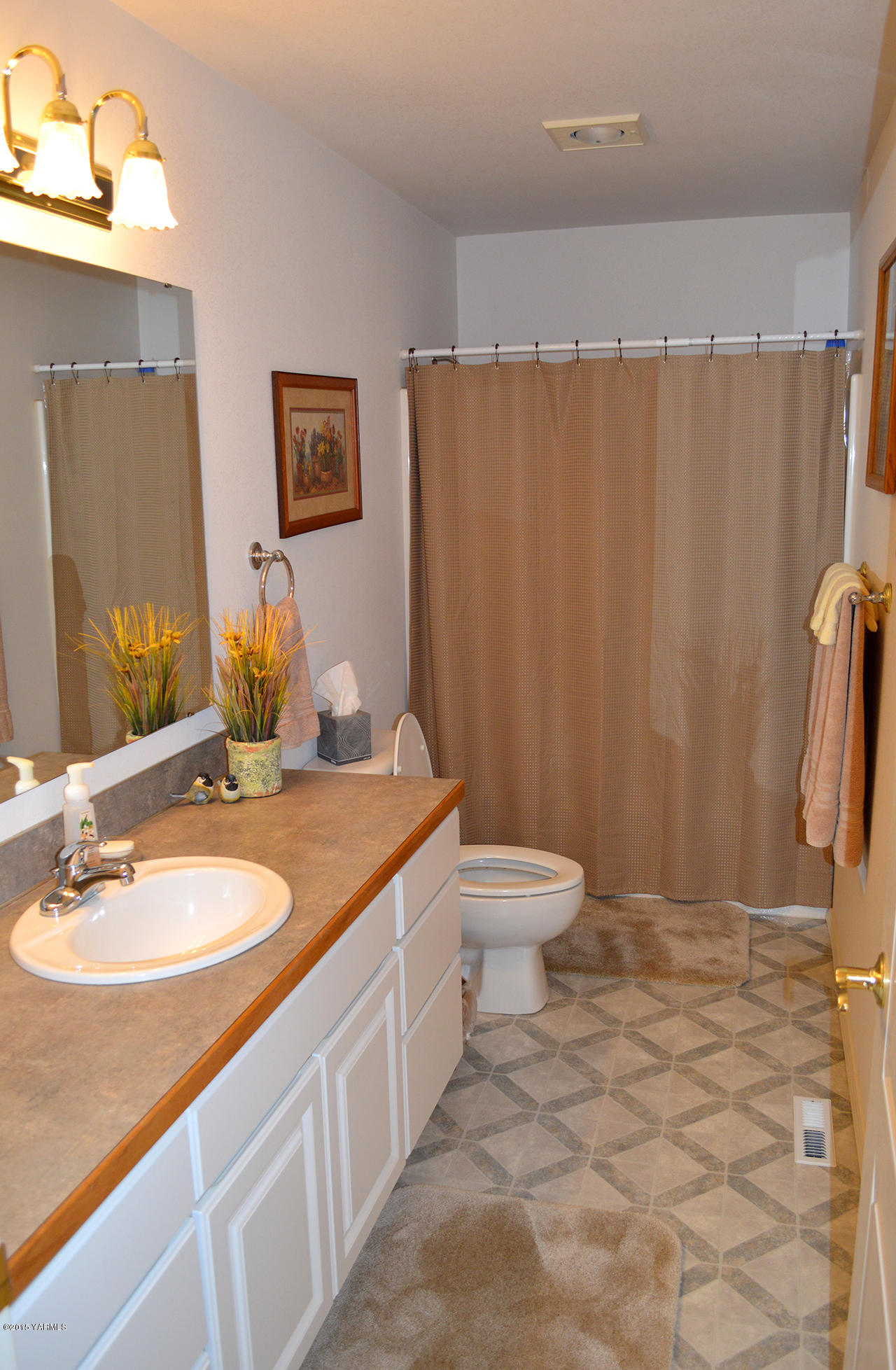 8104 Rutherford Road Yakima, WA 98903 - Photo 19 of 42 a bathroom with a sink a toilet and a mirror