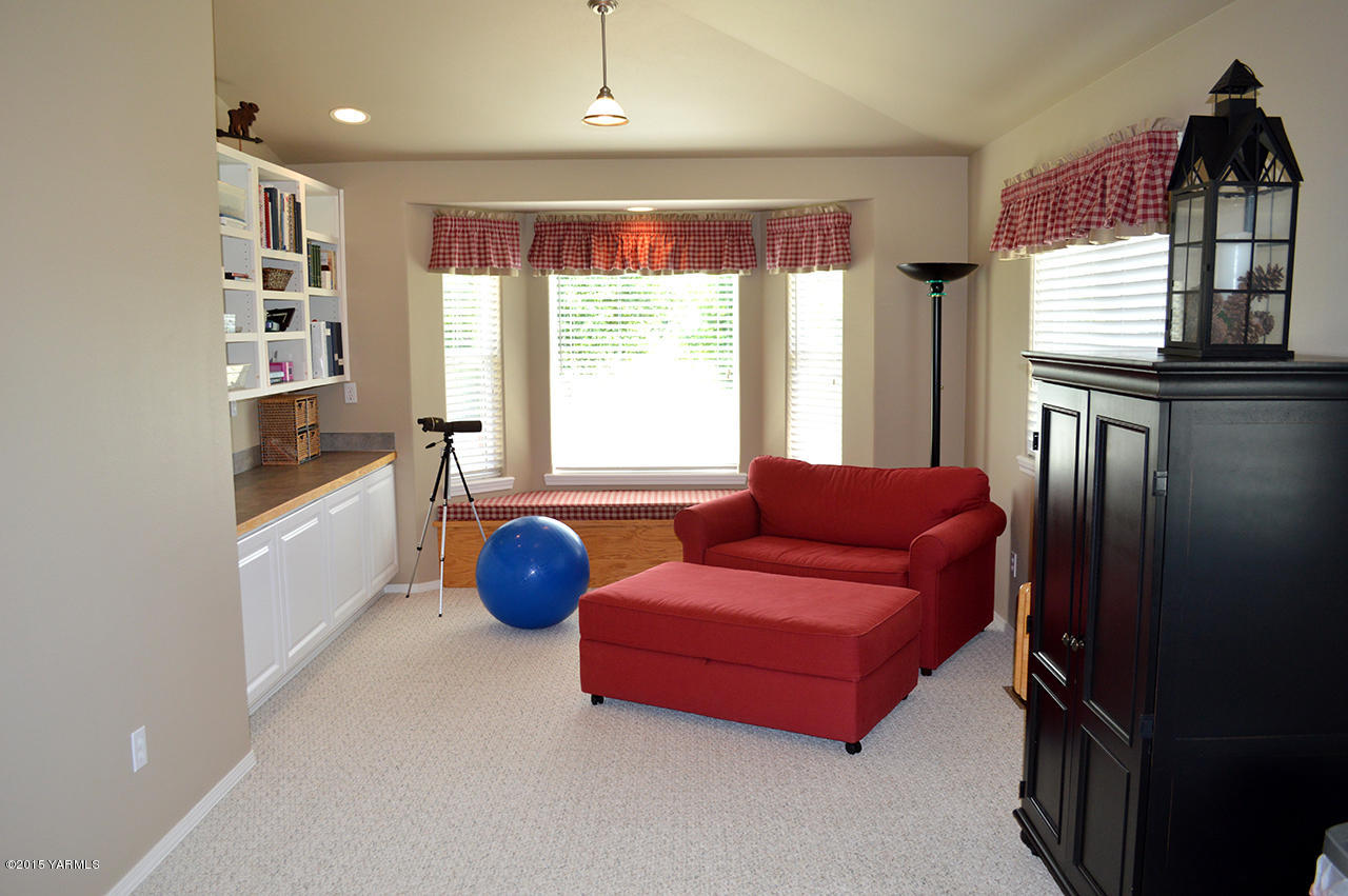 8104 Rutherford Road Yakima, WA 98903 - Photo 20 of 42 a living room with furniture and a large window