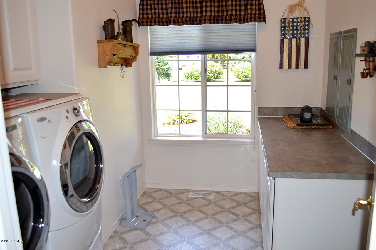 8104 Rutherford Road Yakima, WA 98903 - Photo 21 of 42 a utility room with dryer and washer