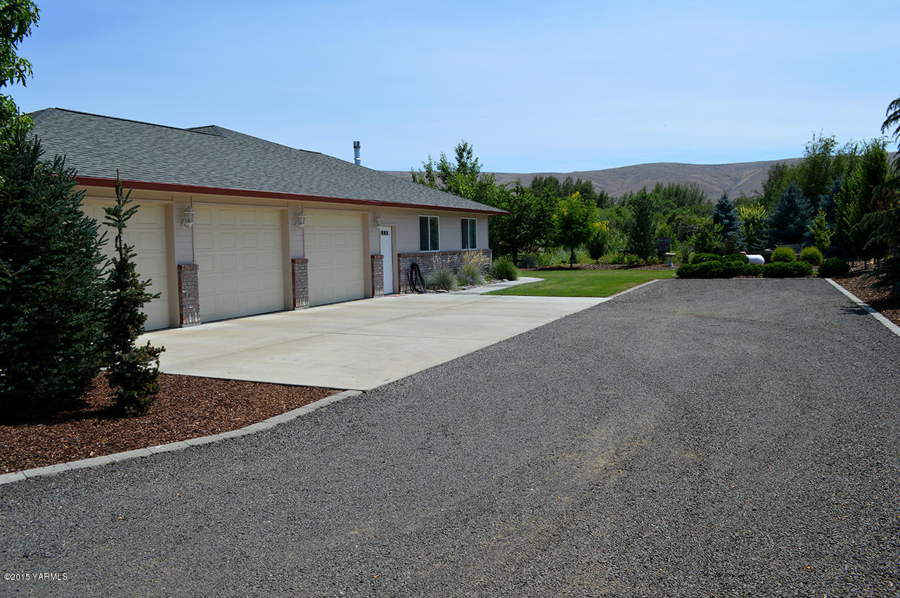 8104 Rutherford Road Yakima, WA 98903 - Photo 22 of 42 a house with outdoor space