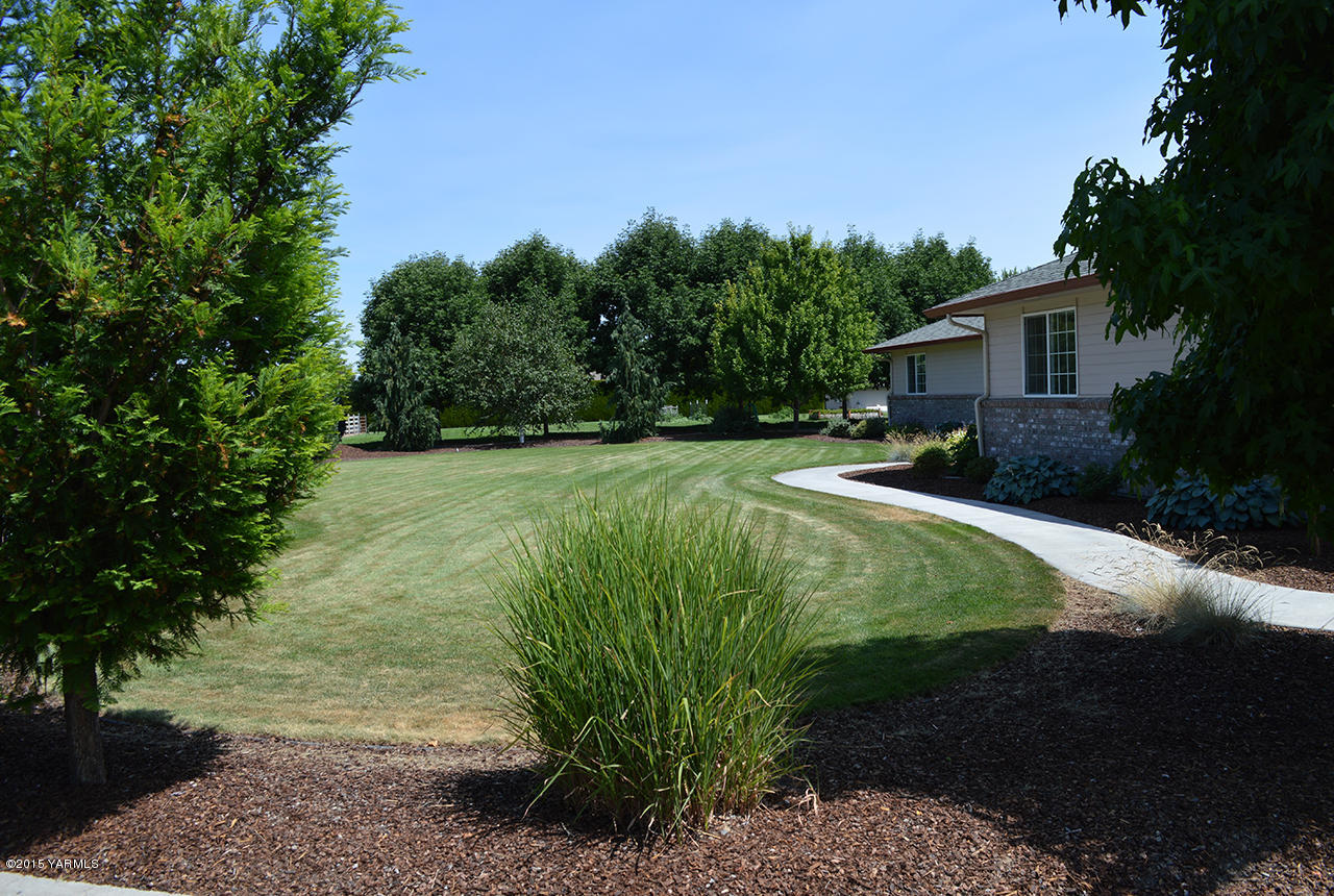8104 Rutherford Road Yakima, WA 98903 - Photo 25 of 42 a view of a backyard with a garden