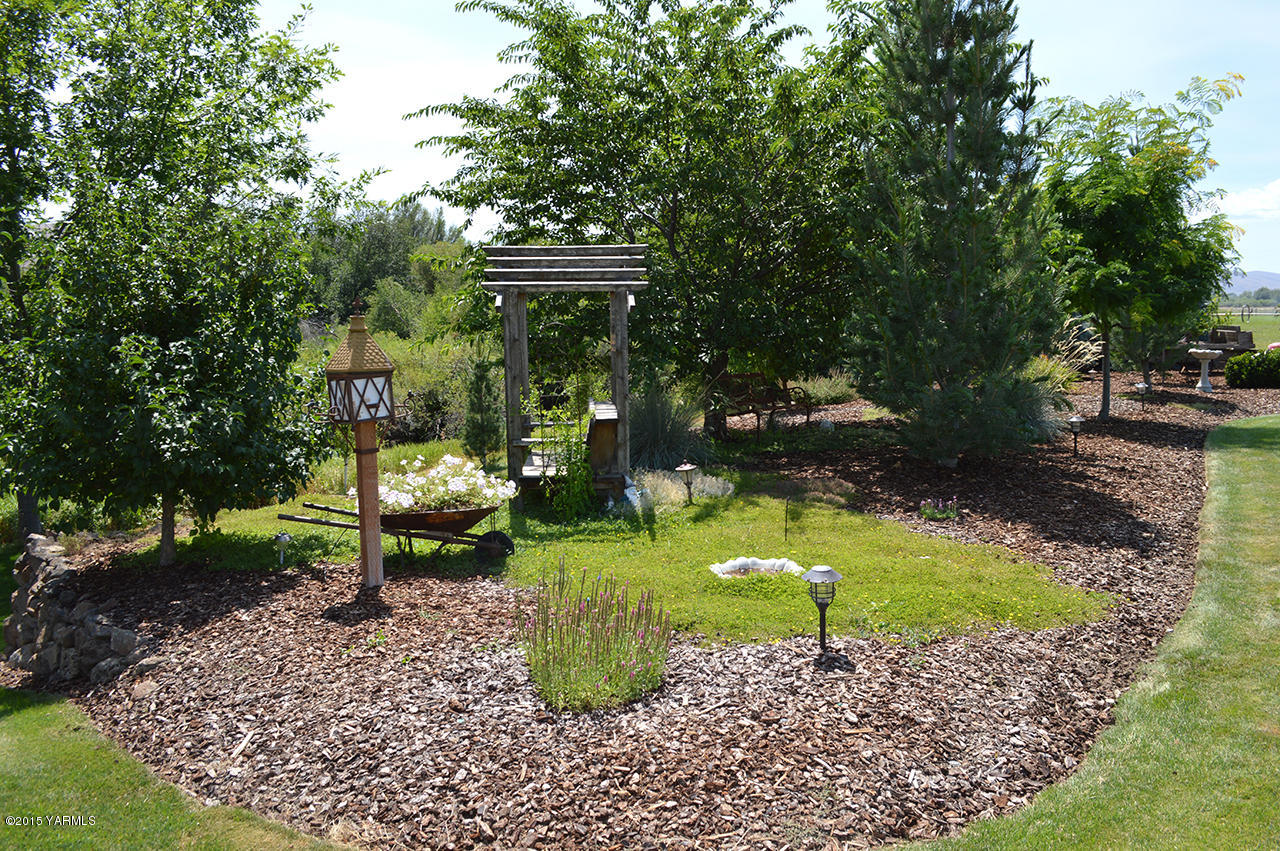8104 Rutherford Road Yakima, WA 98903 - Photo 28 of 42 a green field covered with trees