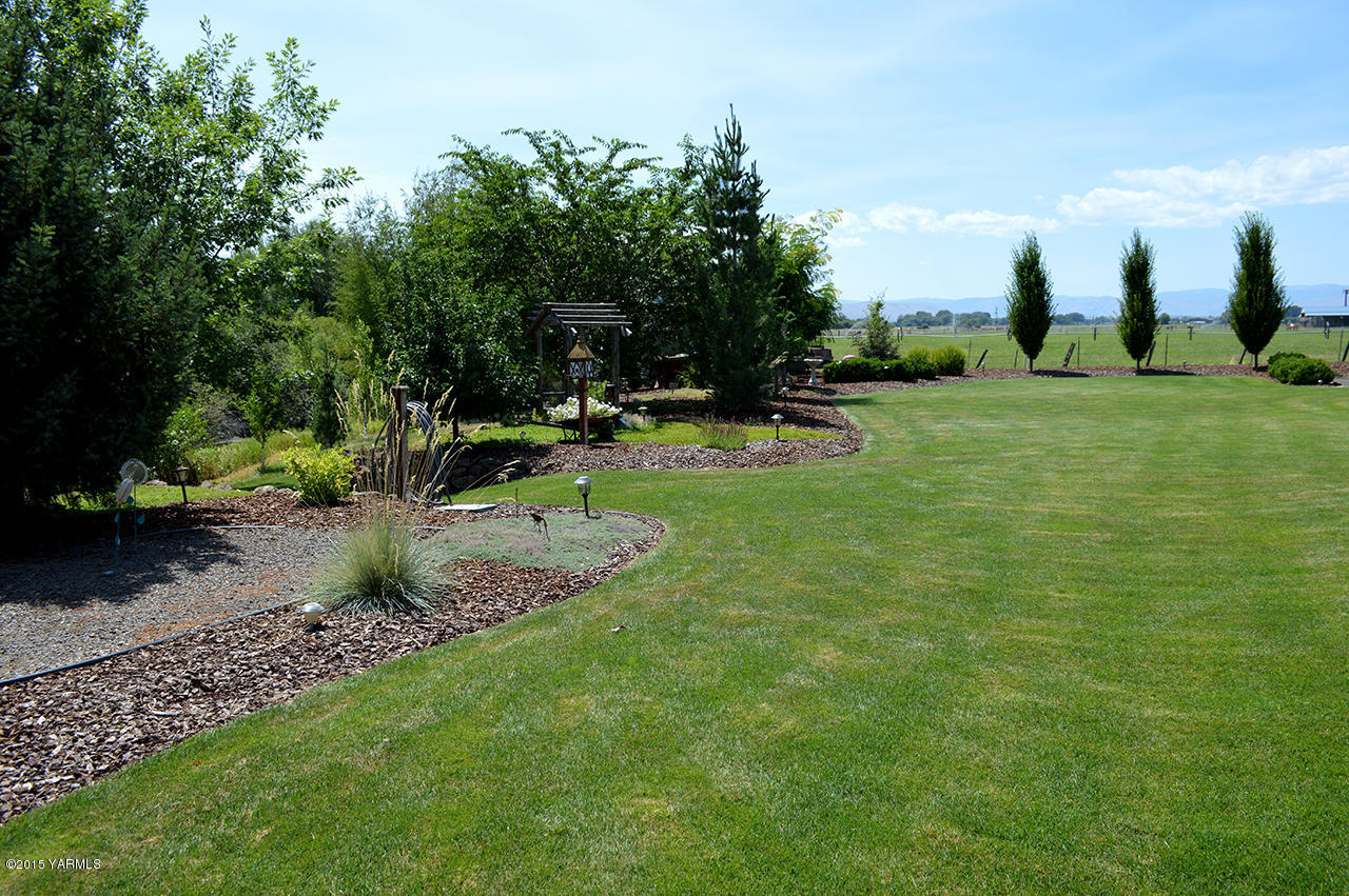 8104 Rutherford Road Yakima, WA 98903 - Photo 29 of 42 a view of a park with large trees
