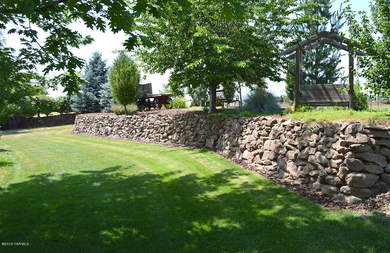 8104 Rutherford Road Yakima, WA 98903 - Photo 31 of 42 a view of garden with trees