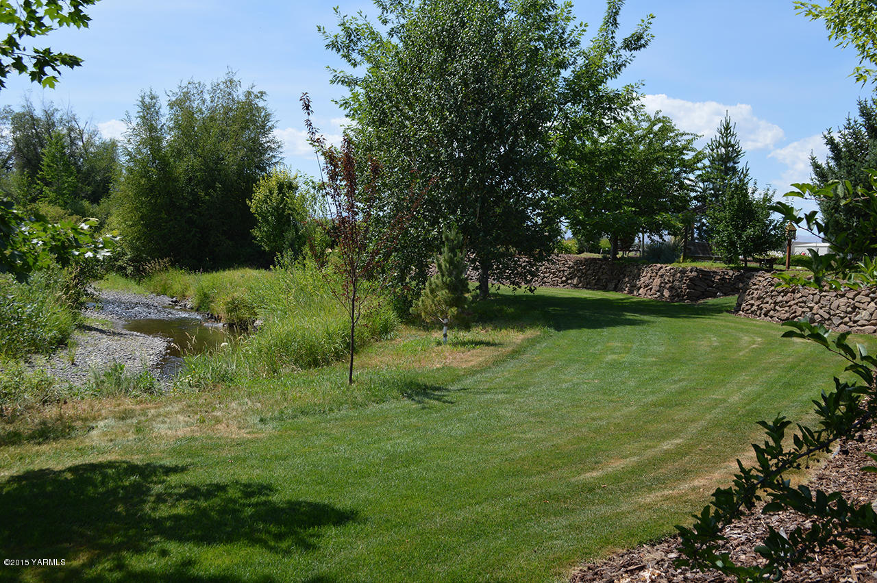 8104 Rutherford Road Yakima, WA 98903 - Photo 34 of 42 a view of a green field with large trees