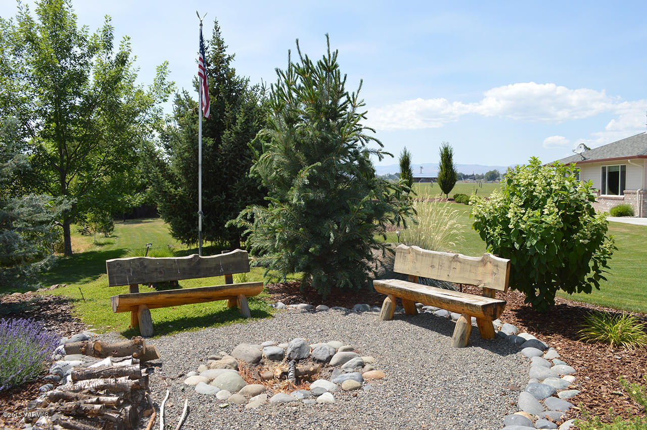 8104 Rutherford Road Yakima, WA 98903 - Photo 39 of 42 a bench sitting in the middle of a yard