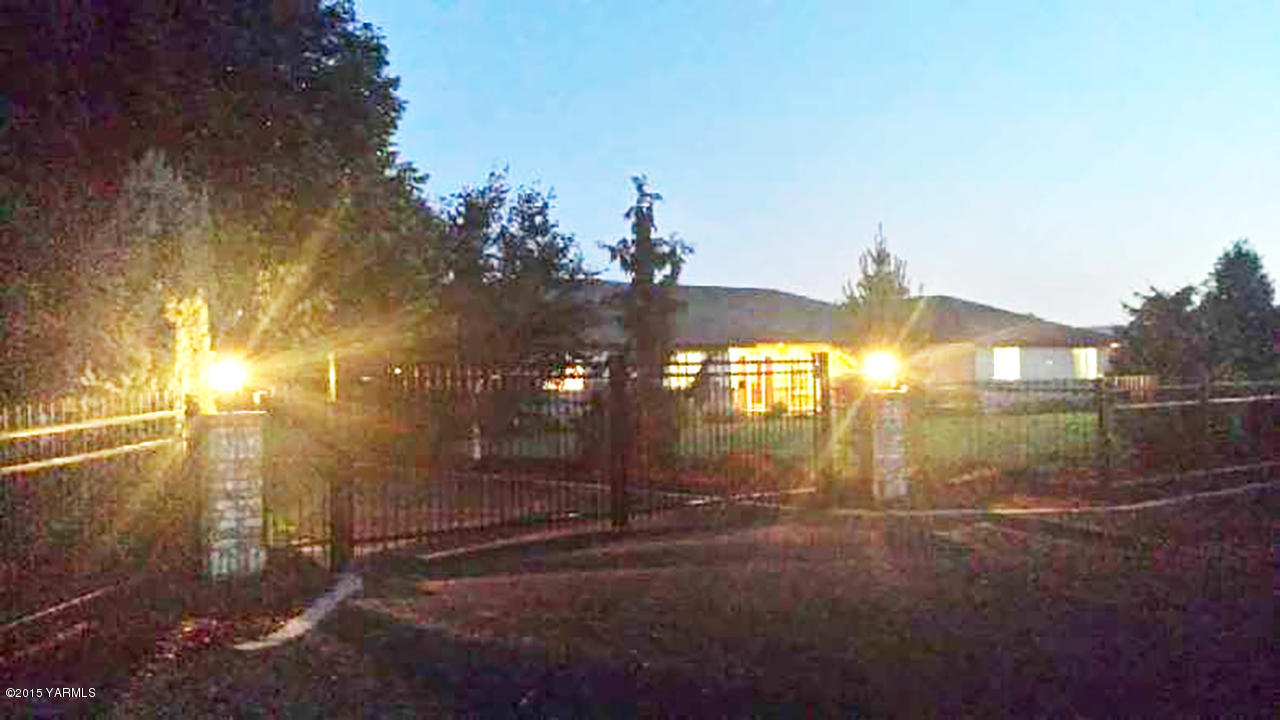 8104 Rutherford Road Yakima, WA 98903 - Photo 41 of 42 a view of a street