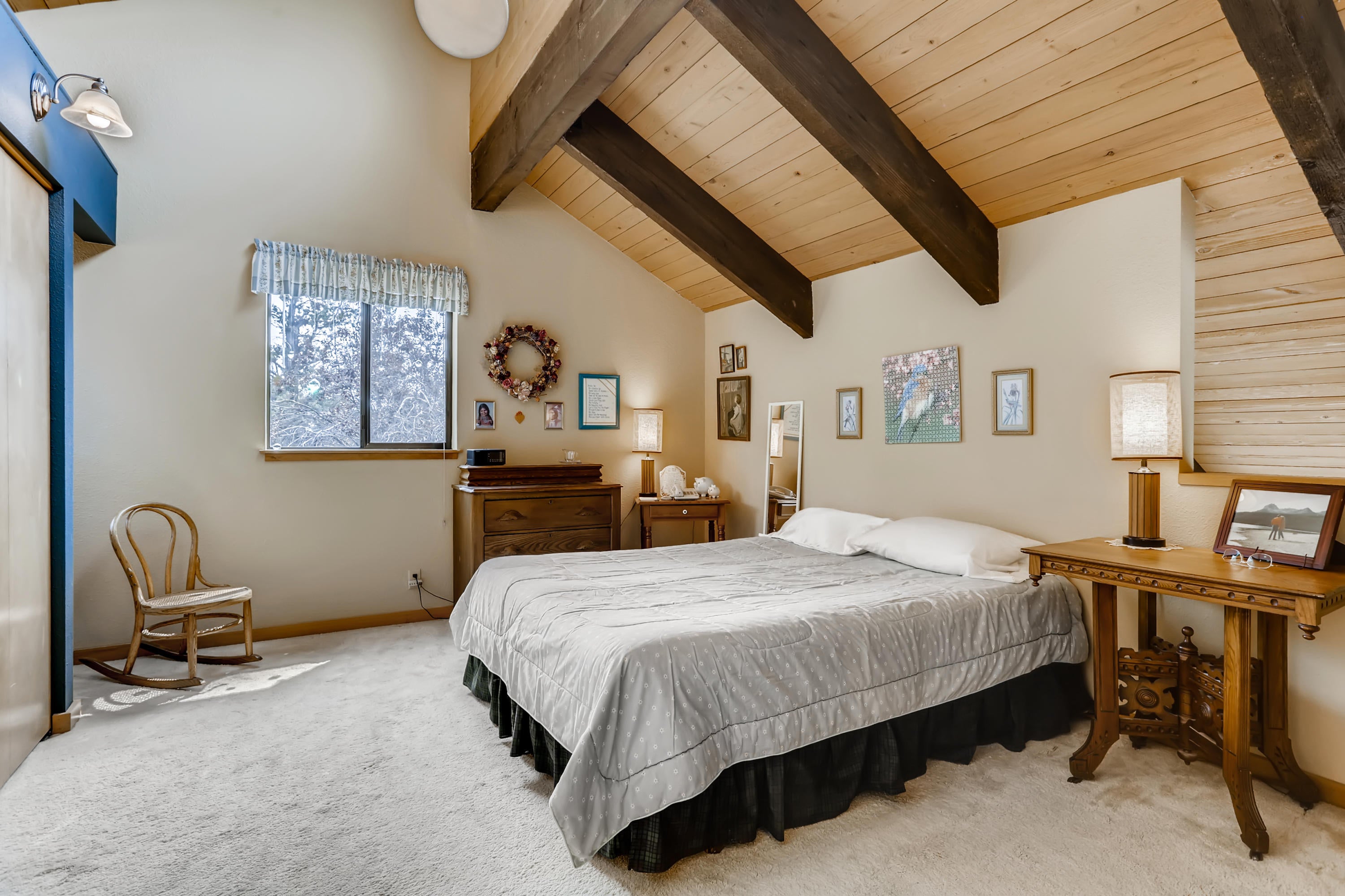 19695 Ridgewood Drive Bend, OR 97703 - Photo 12 of 21 Primary bedroom, opposite view.