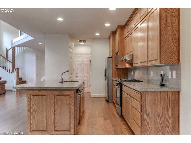 7024 Southwest Raz Court Portland, OR 97223 - Photo 9 of 32 Gallery Image 9