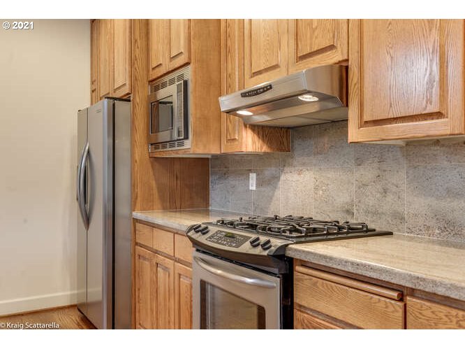 7024 Southwest Raz Court Portland, OR 97223 - Photo 10 of 32 Gallery Image 10