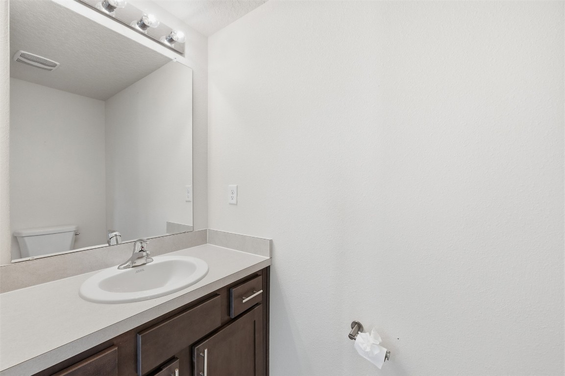 908 Observatory Parkway Jacksonville, FL 32218 - Photo 7 of 16 a bathroom with a sink and a mirror