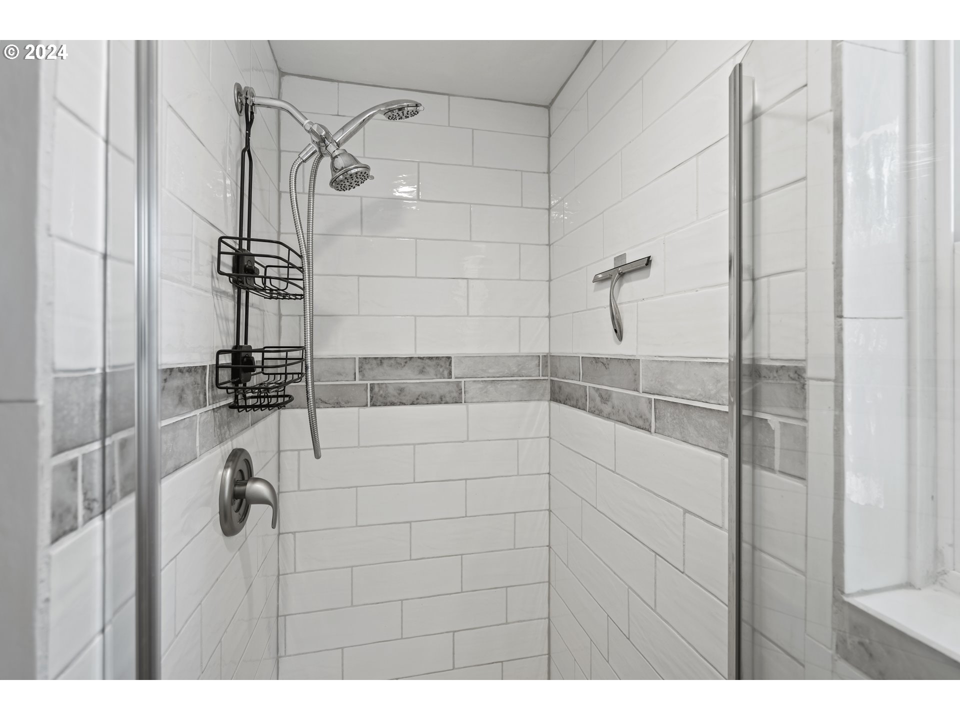 163 Christa Lane Eagle Point, OR 97524 - Photo 17 of 24 a bathroom with a shower