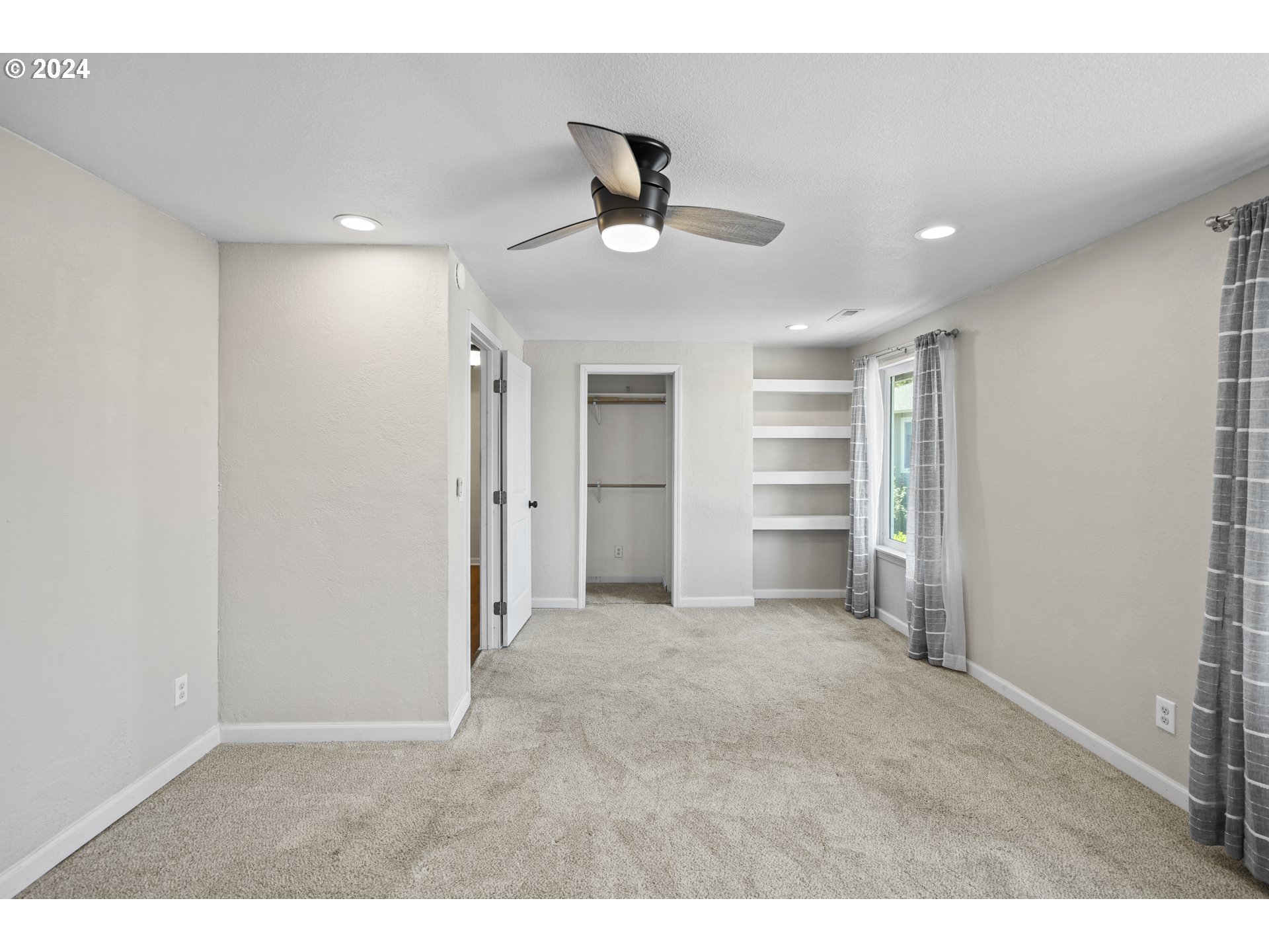 163 Christa Lane Eagle Point, OR 97524 - Photo 20 of 24 a view of an empty room and a ceiling fan