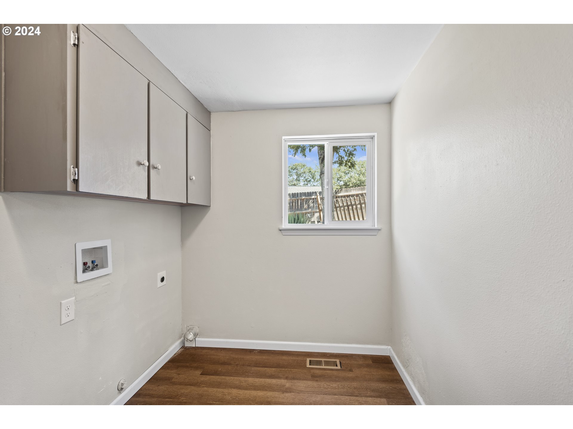 163 Christa Lane Eagle Point, OR 97524 - Photo 10 of 24 a view of room with window