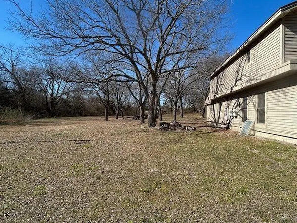a view of house with a yard