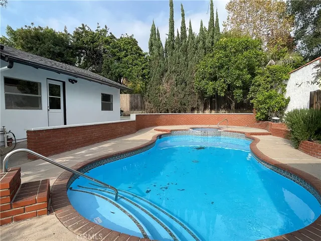 a view of a house with backyard