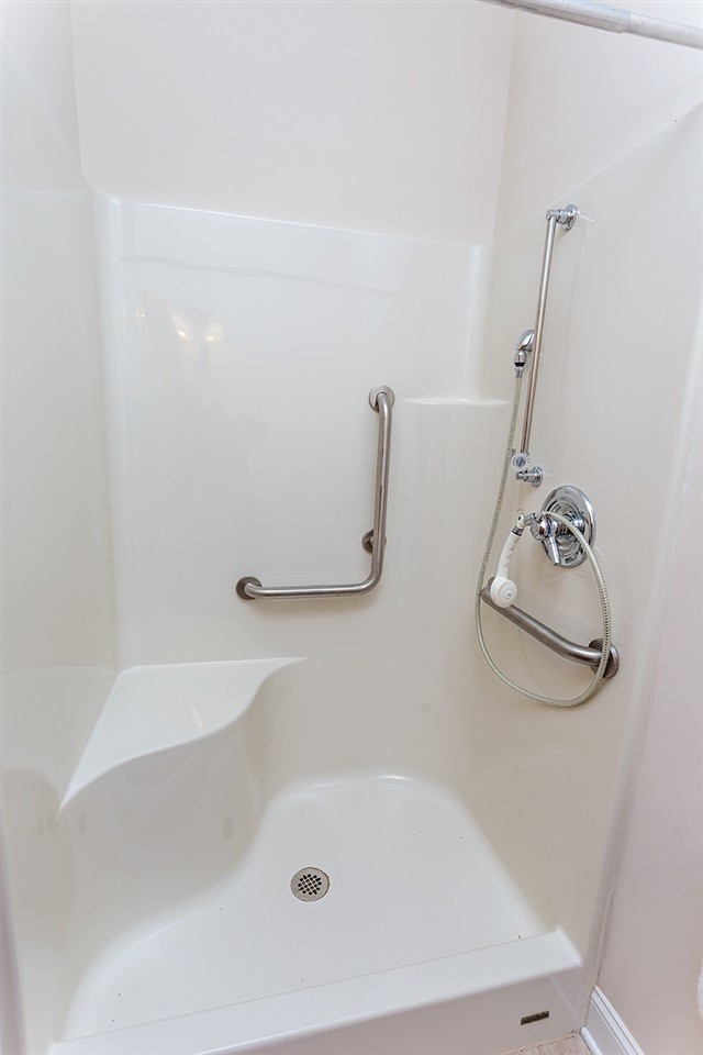 2683 Highway 30 Decatur, TN 37322 - Photo 33 of 47 a bathroom with a tub