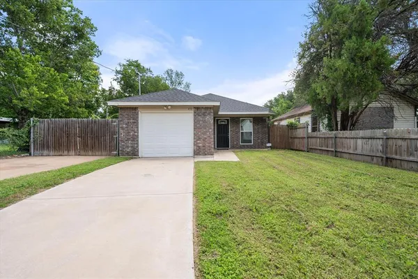 $1,650 | 438 Sabine Avenue, Cleburne, TX 76031