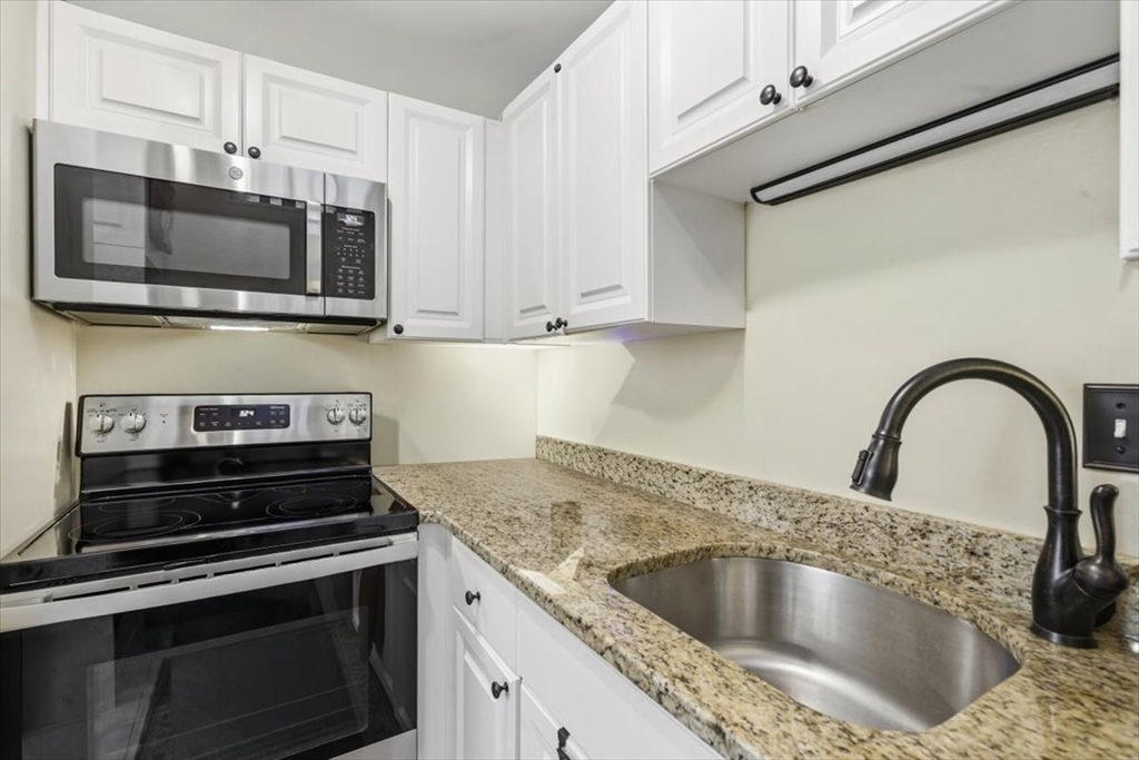 65 Glen Road, Unit H1 Brookline, MA 02445 - Photo 17 of 39 a kitchen with a stove and a microwave