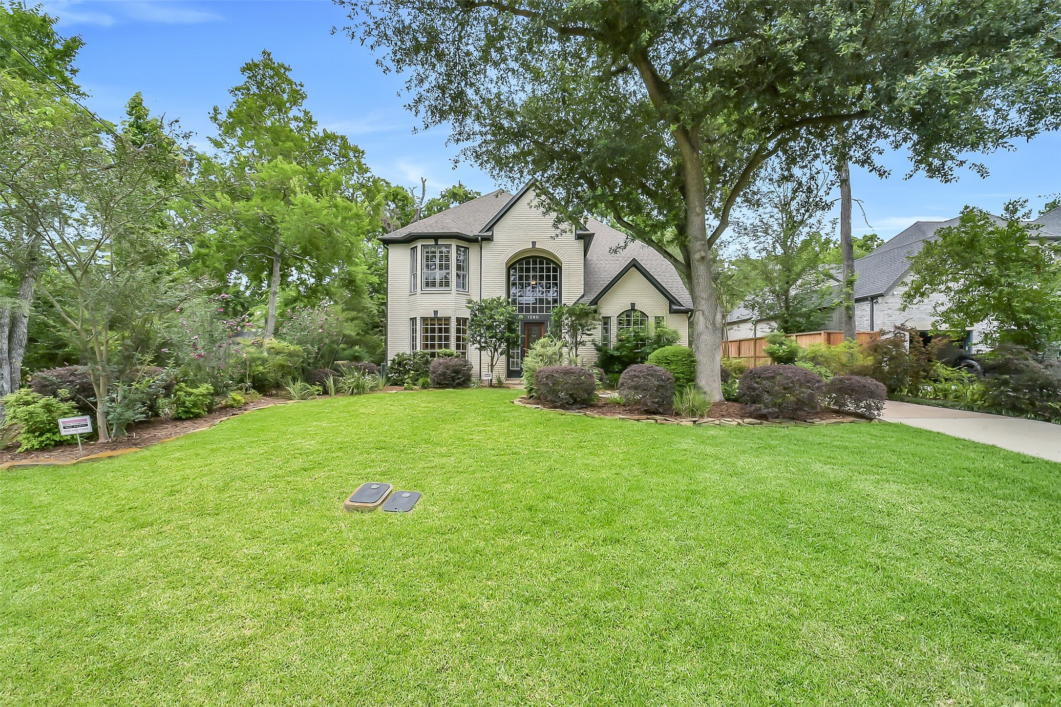 1260 Fries Road Houston, TX 77055 - Photo 4 of 42 The 11,000 sq ft Lot offers limitless Green Yard Space for all the family to enjoy.