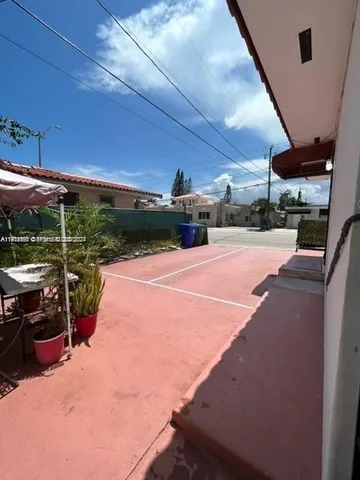 a view of a backyard