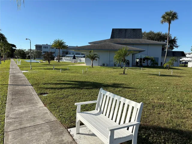 a view of a backyard
