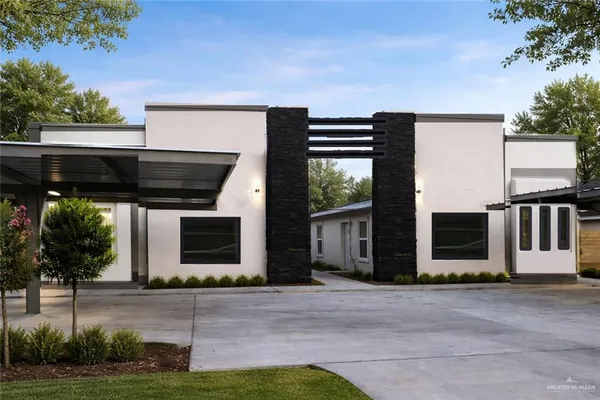 a view of a house with backyard and plants