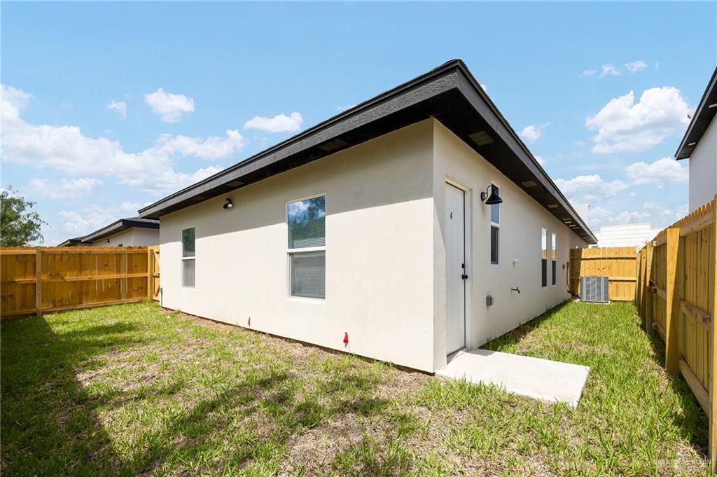 188 Farrell Road, Unit 1 Weslaco, TX 78596 - Photo 2 of 12 a backyard of a house with lots of green space