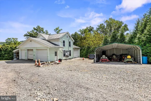 a view of a house with backyard and trees