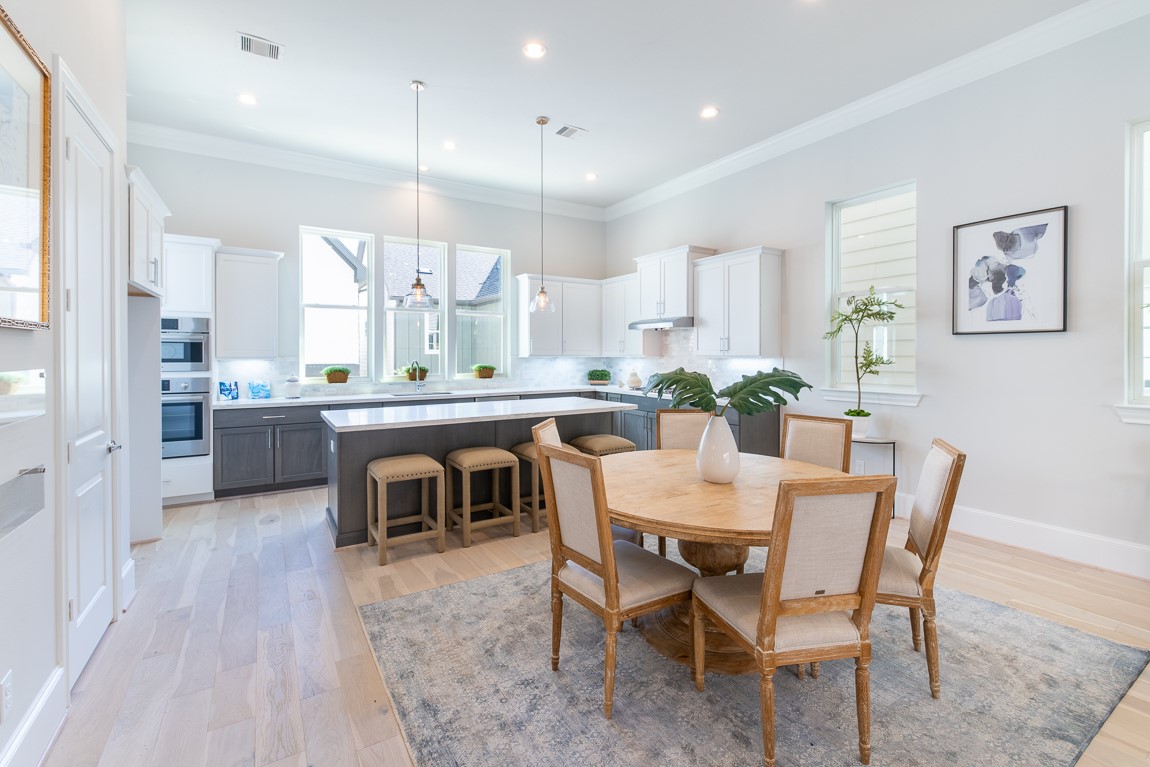 612 Delmar Street Houston, TX 77023 - Photo 3 of 19 Tall ceilings with open lofty feel.