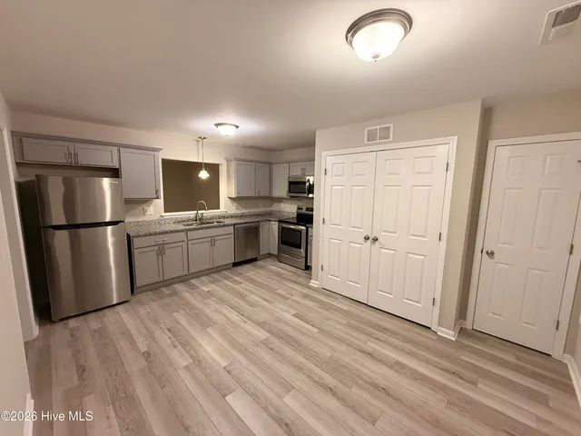 $1,600 | 337 South Pointe Drive, Unit B, Winterville, NC 28590