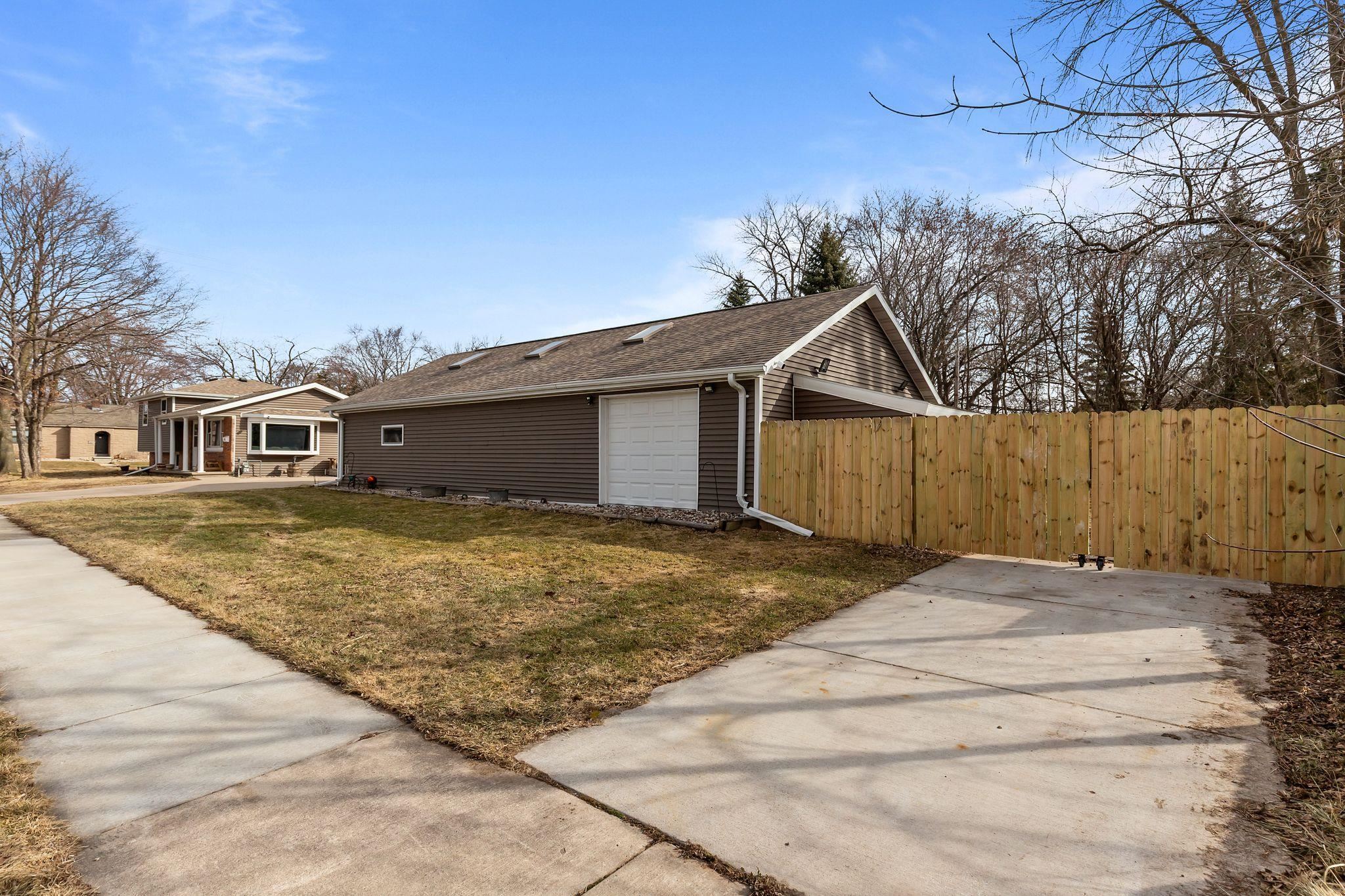 2402 South Madison Street Appleton, WI 54915 - Photo 5 of 36