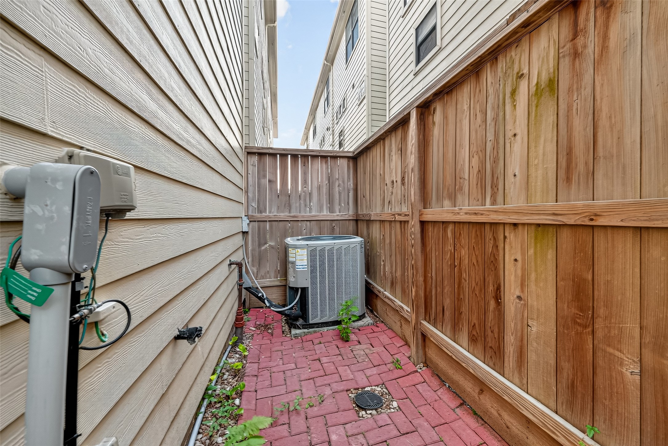 2710 Hullsmith Drive, Unit 1303 Houston, TX 77063 - Photo 23 of 25 a view of a walk in closet