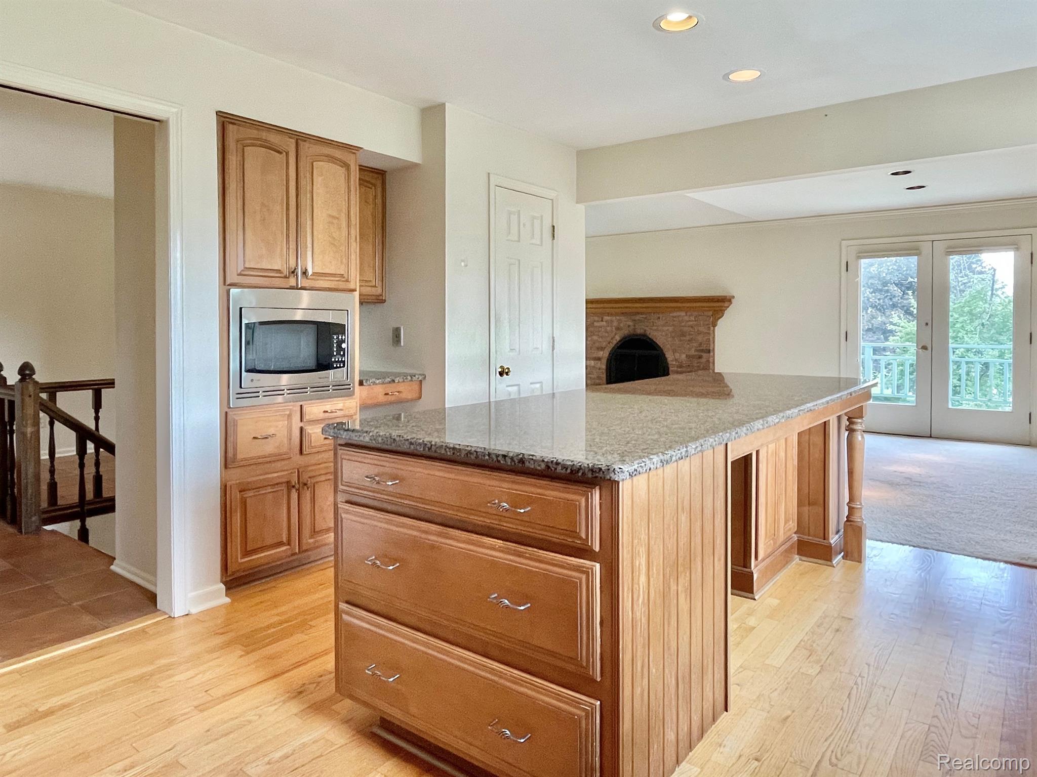 5211 Darby Circle Rochester, MI 48306 - Photo 13 of 49 Counter seating at large island