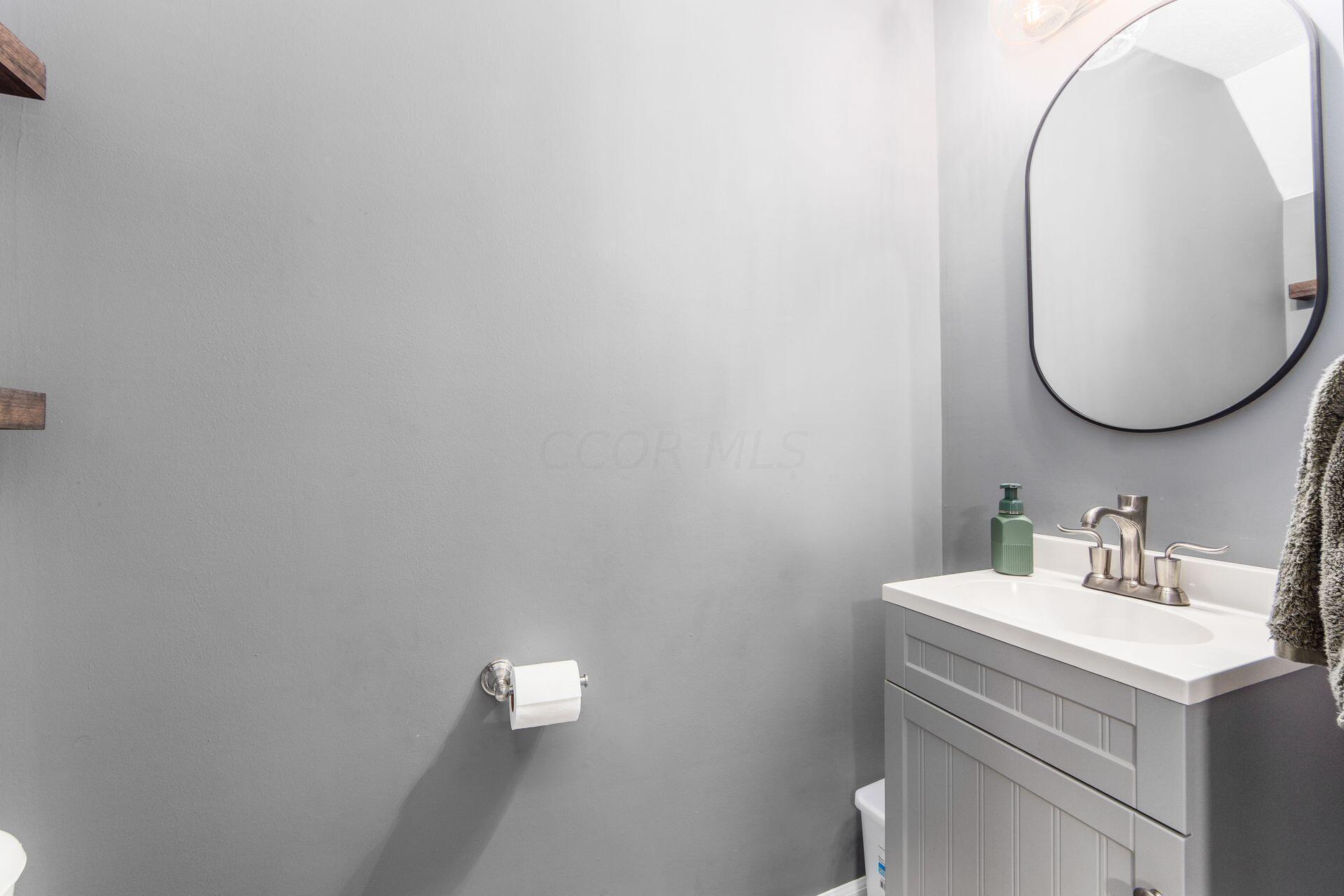 6320 Wagtail Road, Unit 6 Columbus, OH 43230 - Photo 28 of 35 Half bathroom.