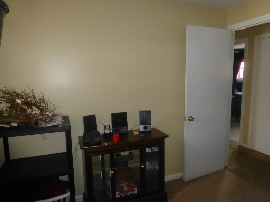 449 Old Field Road Chicopee, MA 01013 - Photo 6 of 26 Gallery Image 6