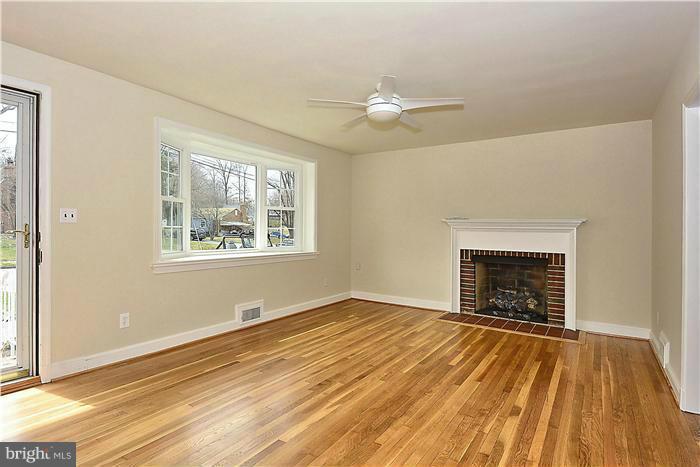 5307 Atlee Place Springfield, VA 22151 - Photo 8 of 30 Living Room